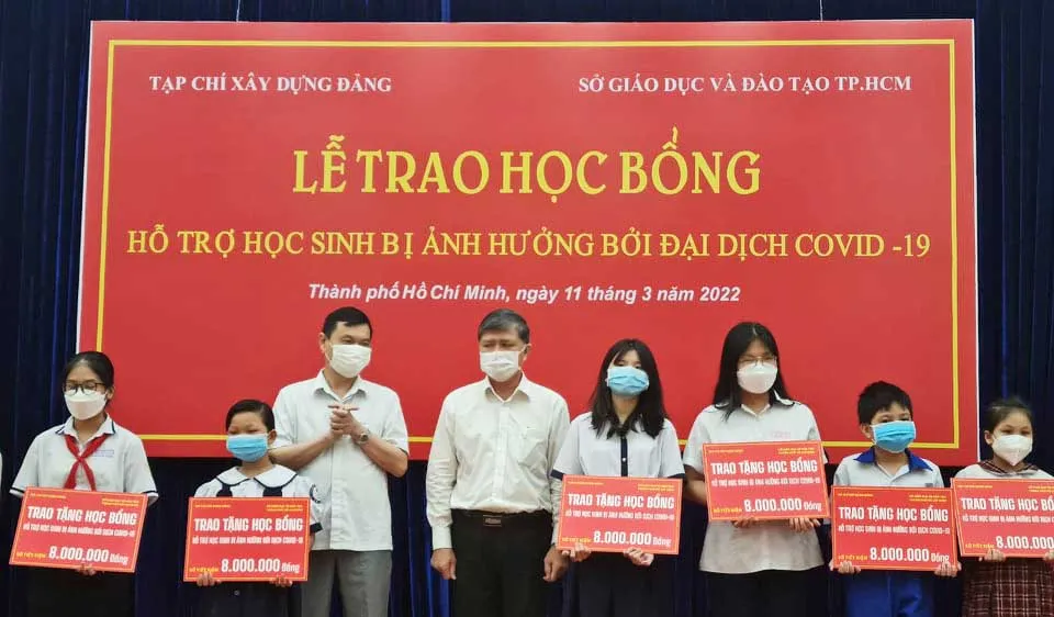Trao 100 suất học bổng cho học sinh bị ảnh hưởng dịch Covid-19