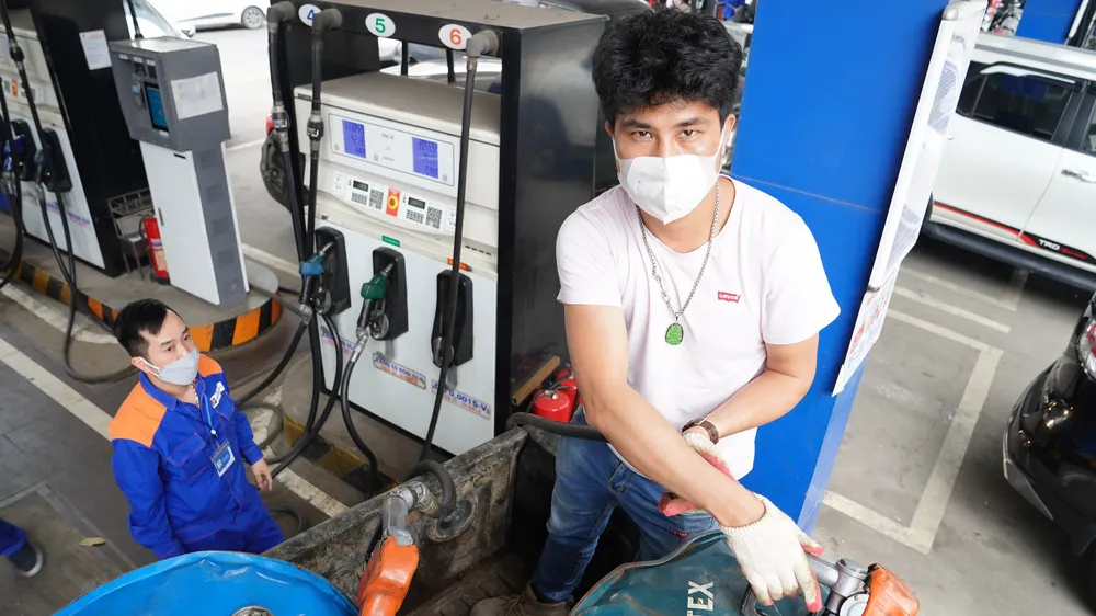 Giá xăng lên sát 30.000 đồng/lít
