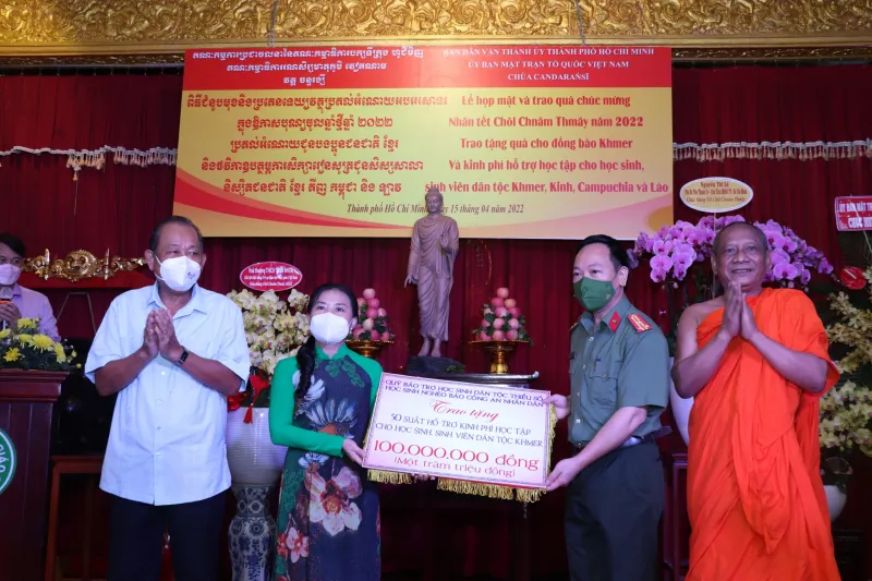 Trao kinh phí hỗ trợ học sinh, sinh viên người dân tộc Khmer