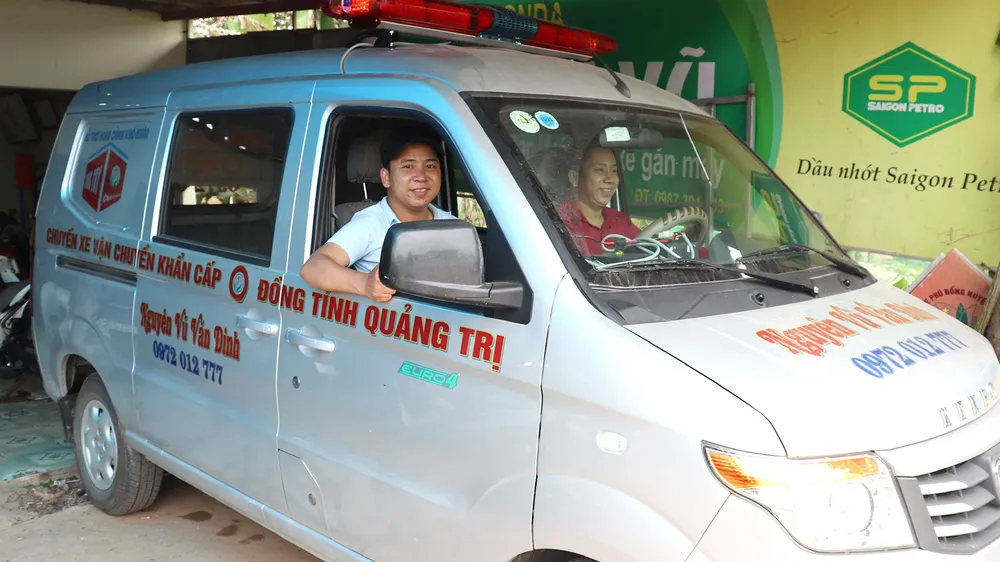Anh em sinh đôi hợp sức giúp người