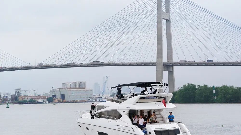 Du khách trải nghiệm tour du thuyền trên sông Sài Gòn. Ảnh: GIA HÂN