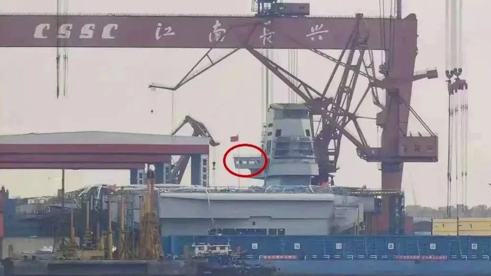 Chiếc tàu sân bay thứ ba của Trung Quốc khi đang được đóng tại xưởng đóng tàu Giang Nam ở Thượng Hải. Ảnh: SCMP
