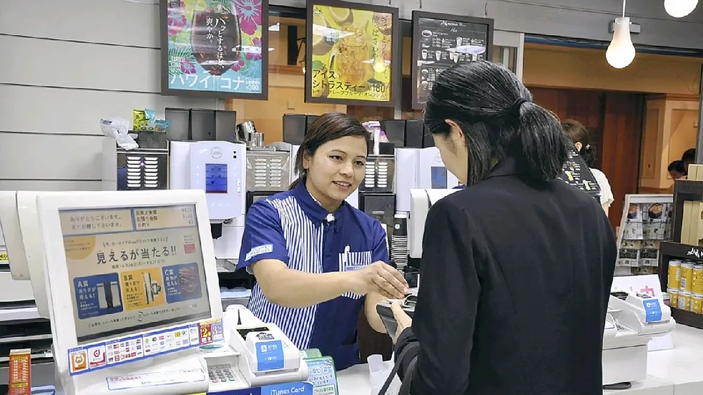 Người nước ngoài làm việc tại cửa hàng tiện lợi Nhật Bản
