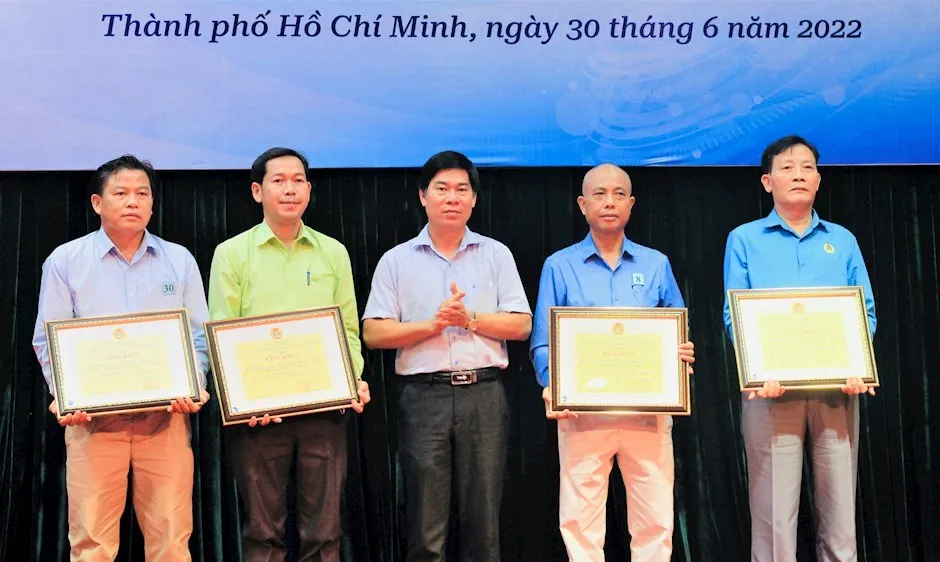 Các tập thể tiêu biểu nhận Bằng khen của Tổng LĐLĐ Việt Nam. Ảnh: LONG HỒ