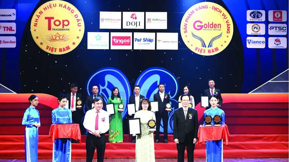 Phó giám đốc Hà Hòa Bình, Đại diện Công ty Vedan Việt Nam nhận chứng nhận “Tốp 10 Sản phẩm vàng Việt Nam”