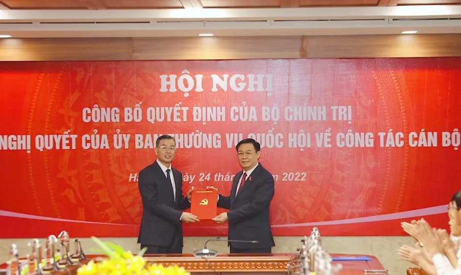 Chủ tịch Quốc hội Vương Đình Huệ trao quyết định và chúc mừng đồng chí Ngô Văn Tuấn. Ảnh: www.hcmcpv.org.vn