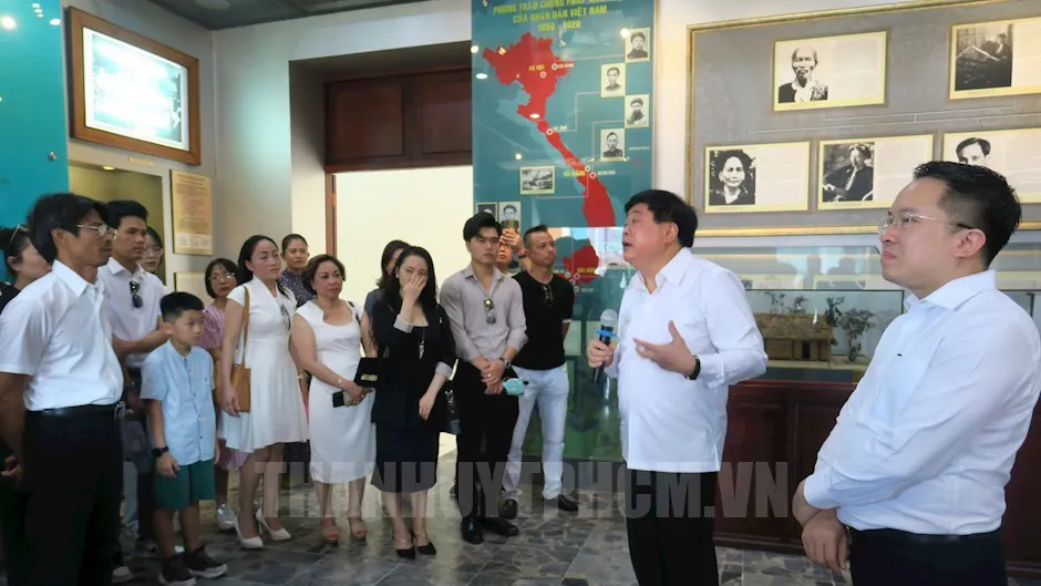 Đoàn nghệ sĩ vở kịch hát "Nợ nước non" dâng hương Bác Hồ