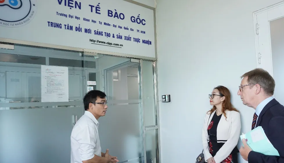 Đoàn đi tham quan Trung tâm Đổi mới Sáng tạo và Sản xuất Thực nghiệm của Viện Tế bào gốc. Ảnh: vnuhcm.edu.vn