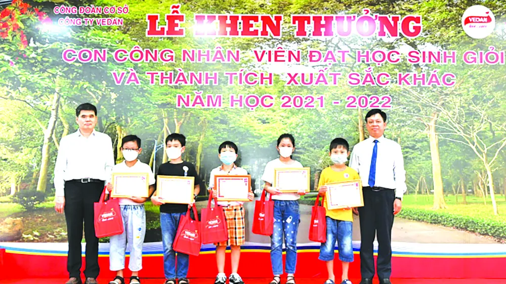 Phó Tổng Giám đốc Vedan Việt Nam - ông Ko Chung Chih trao học bổng và phần thưởng cho con em cán bộ công nhân viên