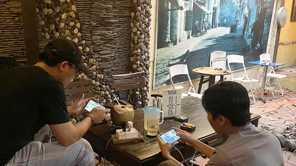 Sử dụng điện thoại khi đang sạc pin: Thói quen nguy hiểm