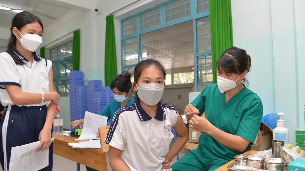 Hoàn thành tiêm chủng vaccine Covid-19 để trẻ an toàn tới trường