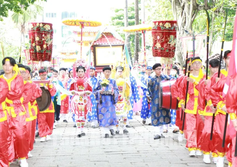 Lễ rước bằng chứng nhận Di sản văn hóa phi vật thể quốc gia vào chánh điện thờ Đức Tả quân Lê Văn Duyệt. Ảnh: hcmcpv.org.vn