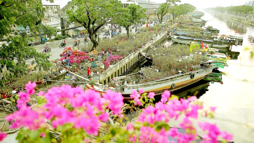 Mua bán hoa kiểng tết “trên bến dưới thuyền” tại Bến Bình Đông (quận 8, TPHCM), nét giao thương một thời của đô thị sông nước. Ảnh: DŨNG PHƯƠNG