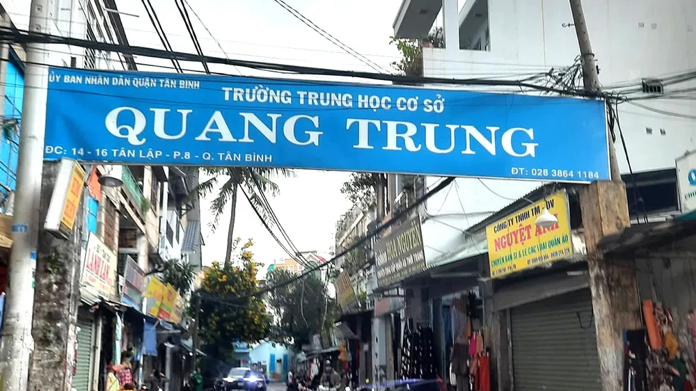 Cổng trường mục ruỗng, nguy cơ đổ sập