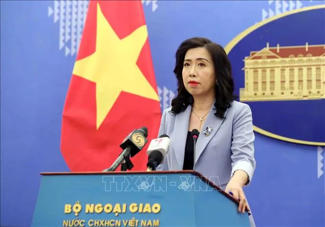 Người phát ngôn Bộ Ngoại giao Lê Thị Thu Hằng trả lời câu hỏi của phóng viên các cơ quan thông tấn, báo chí trong nước và quốc tế. Ảnh: TTXVN