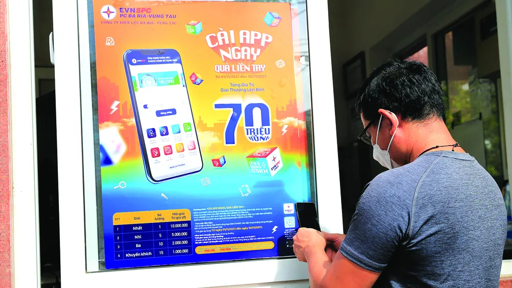 Khách hàng tại Vũng Tàu quét mã QR Code cài App Chăm sóc khách hàng EVNSPC để tìm hiểu các dịch vụ mới về điện