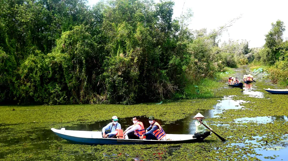 Du khách tham quan Làng nổi Tân Lập (tỉnh Long An)