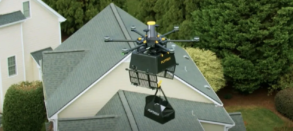 Máy bay không người lái của Flytrex Aviation khi giao hàng vẫn cần con người giám sát