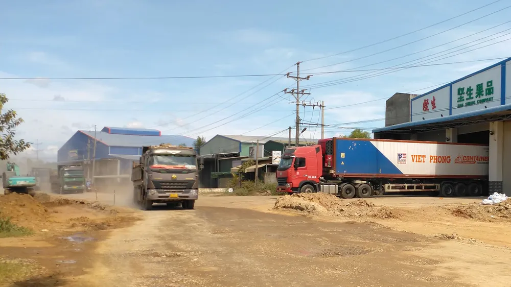 Thi công đường cao tốc, băm nát đường dân sinh