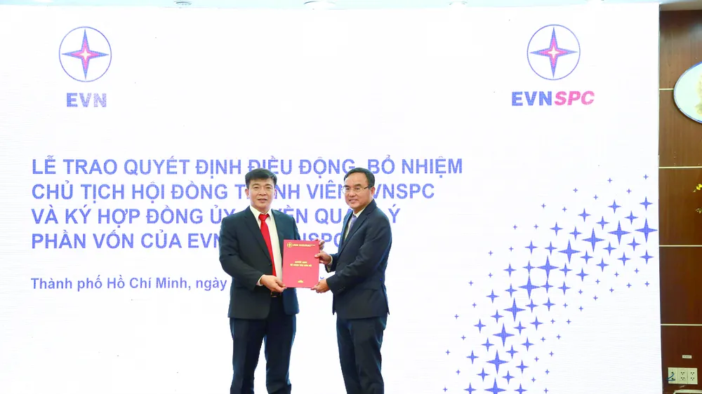 Ông Dương Quang Thành (bên phải) - Bí thư Đảng ủy, Chủ tịch HĐTV EVN trao Quyết định bổ nhiệm ông Lê Văn Trang (bên trái) giữ chức Chủ tịch HĐTV EVNSPC