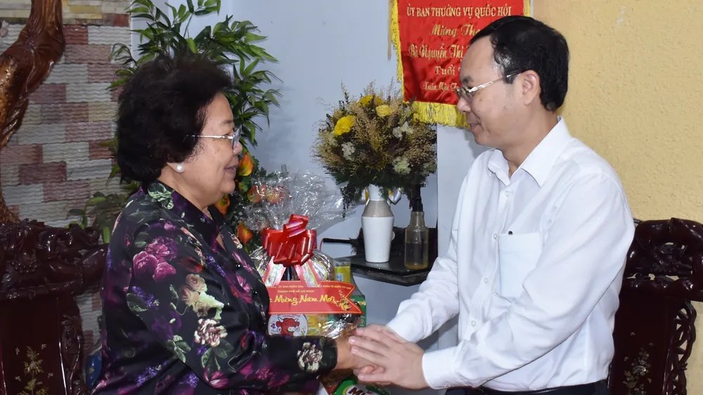 Lãnh đạo TPHCM thăm, chúc tết cán bộ hưu trí và gia đình 