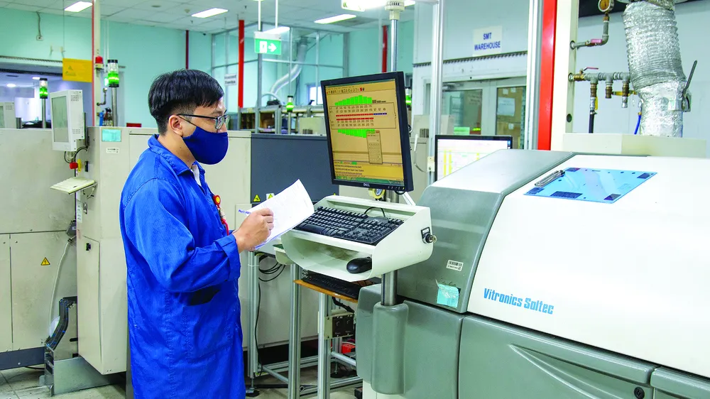 Quá trình chuyển đổi số đòi hỏi người lao động đứng máy thường xuyên nâng cao tay nghề. Ảnh: HOÀNG HÙNG