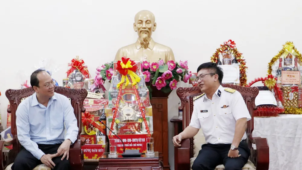 Phó Bí thư Thành ủy TPHCM Nguyễn Hồ Hải thăm, chúc tết tại quận 1, quận 3
