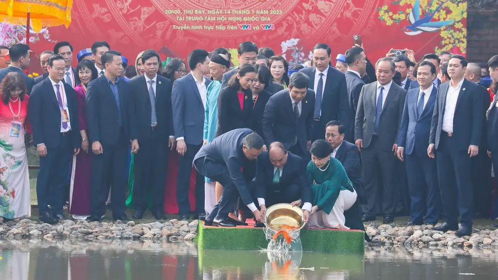 Chủ tịch nước Nguyễn Xuân Phúc cùng kiều bào thả cá chép tiễn ông Công, ông Táo