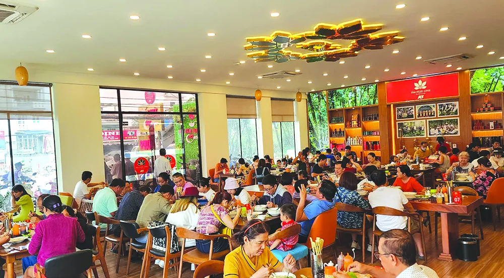 Không gian quán lúc nào cũng đông khách tại cửa hàng Phở Sâm Ngọc Linh địa chỉ 810 Quốc Lộ 13, P. Hiệp Bình Phước, TP Thủ Đức