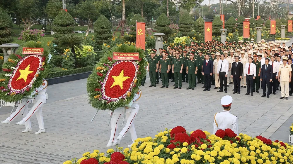 Lãnh đạo TPHCM dâng hương, dâng hoa tưởng niệm các anh hùng liệt sĩ nhân dịp Tết Quý Mão 2023