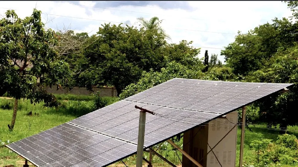 Một tấm pin năng lượng mặt trời được lắp đặt tại Phòng khám đa khoa Chikanga