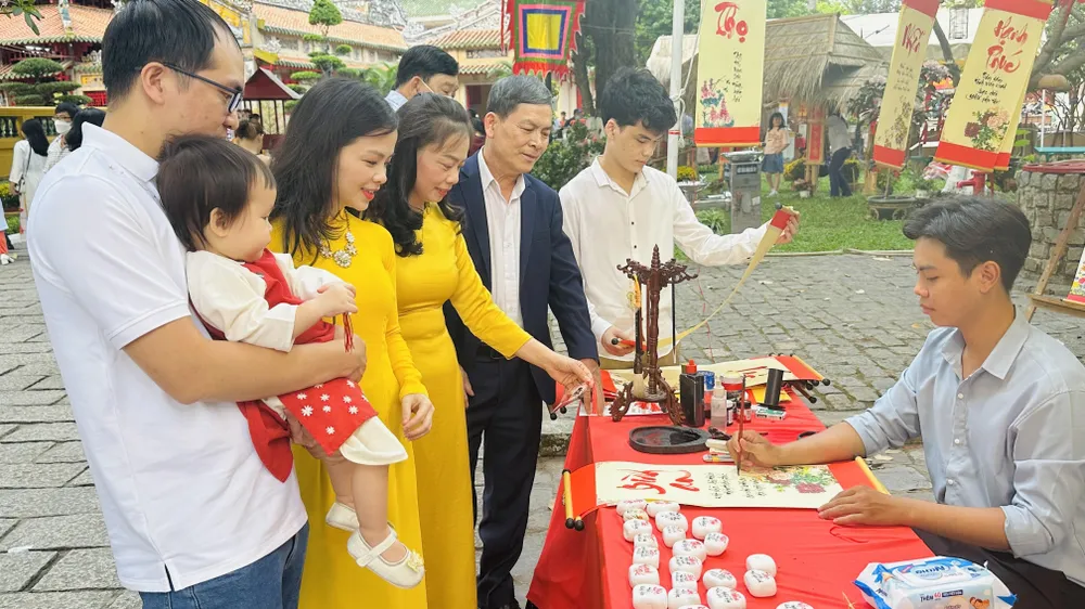 Tặng chữ, trao yêu thương