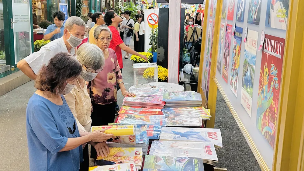 Đọc báo ngày xuân