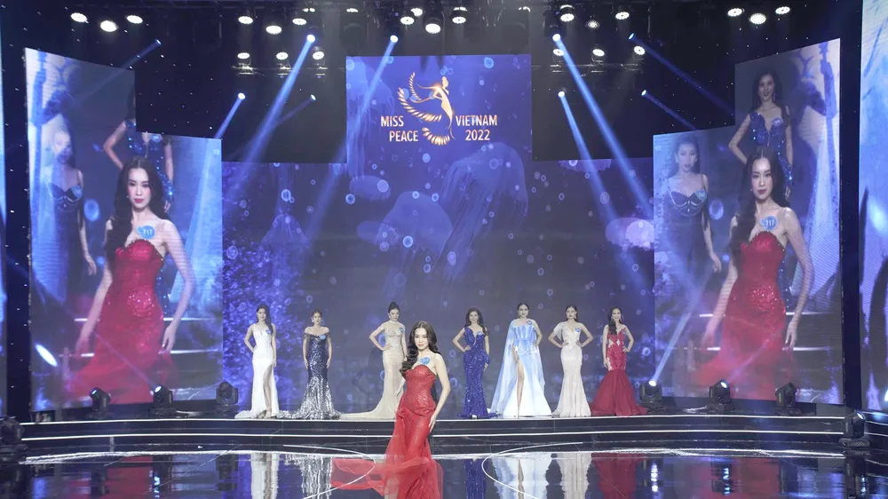 Thi hoa hậu: Ồn ào, khó quản