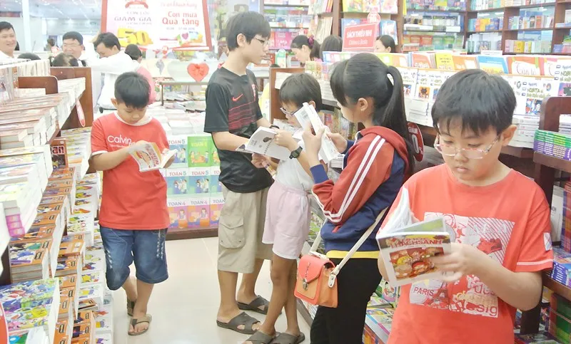 Trưng bày sách nhân kỷ niệm 15 năm Tủ sách Khoa học và Khám phá
