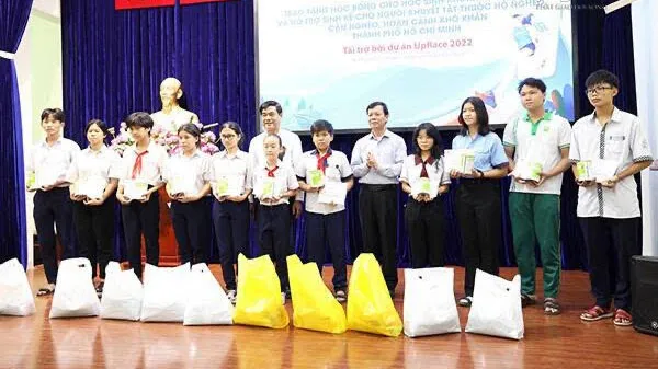 Trao 50 suất học bổng cho trẻ khuyết tật, mồ côi