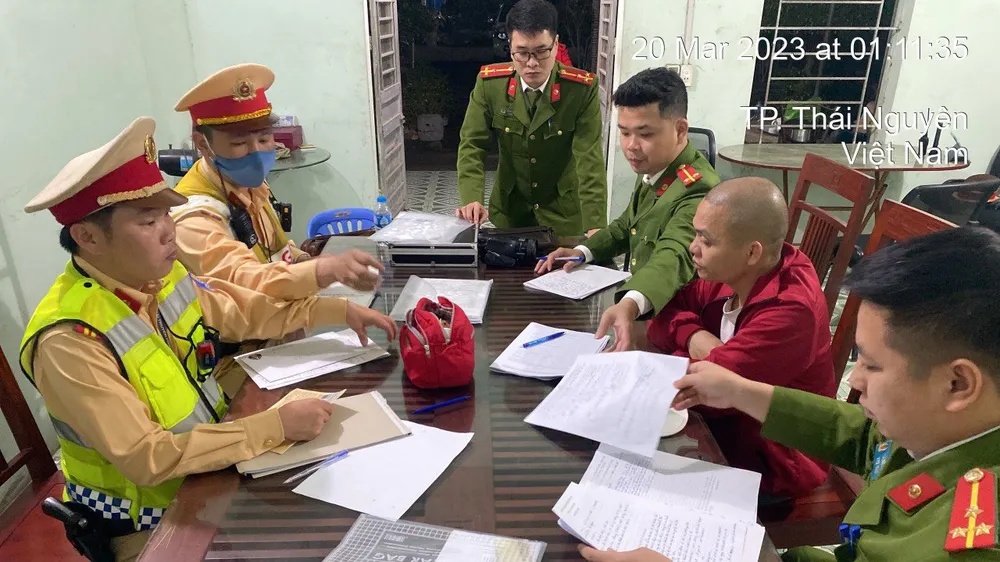 Phát hiện tài xế sử dụng tem kiểm định giả 