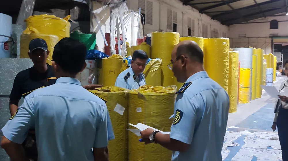 Phát hiện hơn 10.000m² tấm lợp trôi nổi