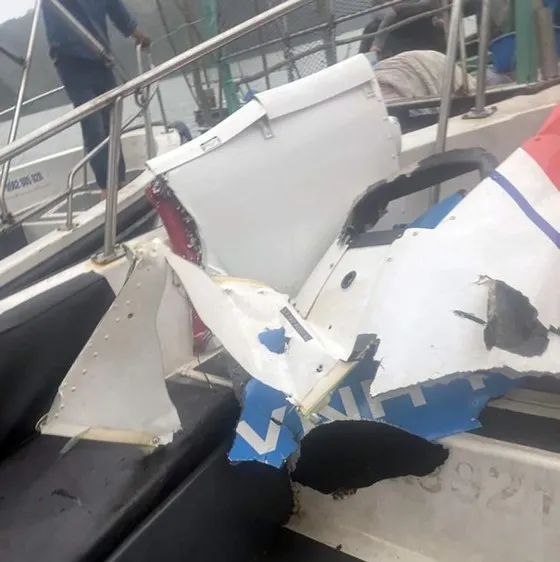 Các mảnh vỡ máy bay được tìm thấy ở khu vực máy bay Bell-505, số hiệu VN-8650 bị nạn chiều tối ngày 5-4. Ảnh: CTV