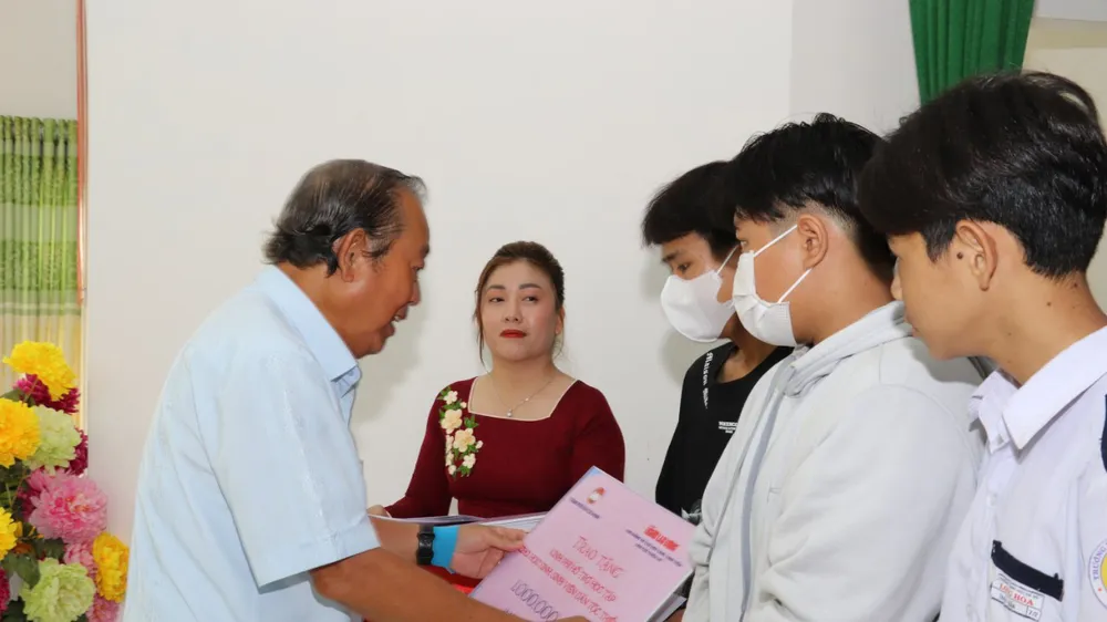 Đồng chí Trương Hòa Bình tặng học bổng cho học sinh đồng bào dân tộc Khmer tại huyện Cần Giờ