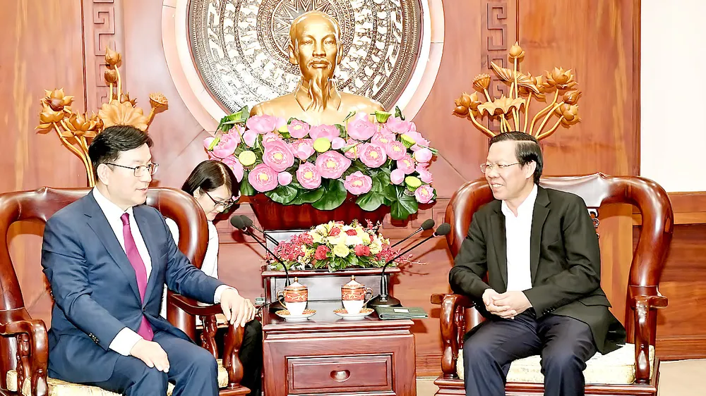 Chủ tịch UBND TPHCM Phan Văn Mãi tiếp Tổng Giám đốc Korea CEO Summit Park Bong Kyu. Ảnh: VIỆT DŨNG