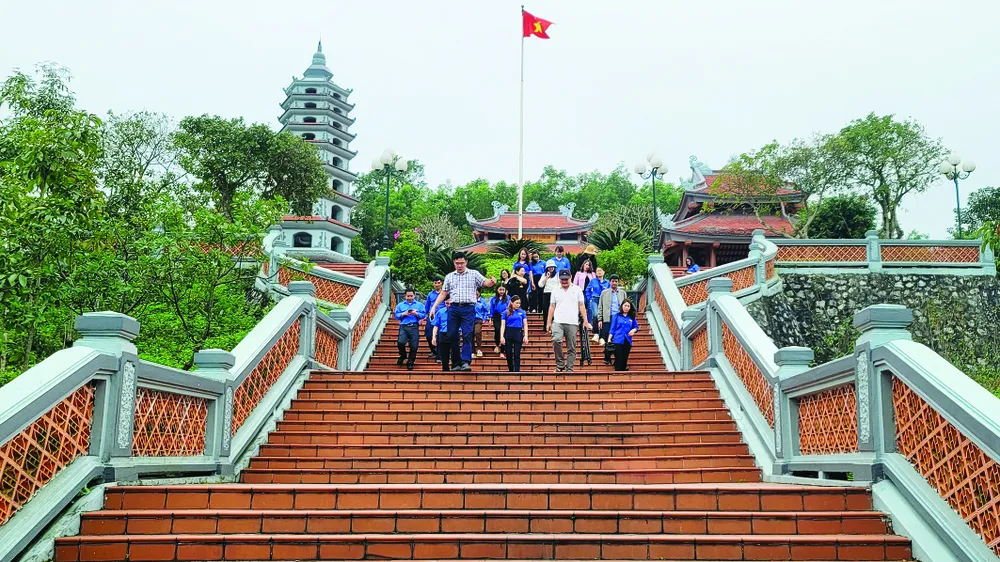Đền thiêng soi bóng