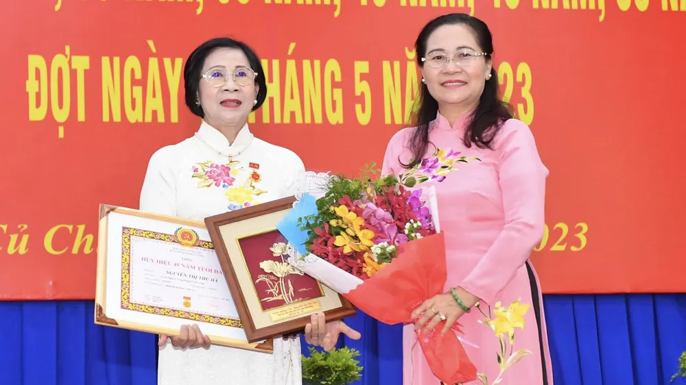 Chủ tịch HĐND TPHCM Nguyễn Thị Lệ trao Huy hiệu Đảng tại huyện Củ Chi