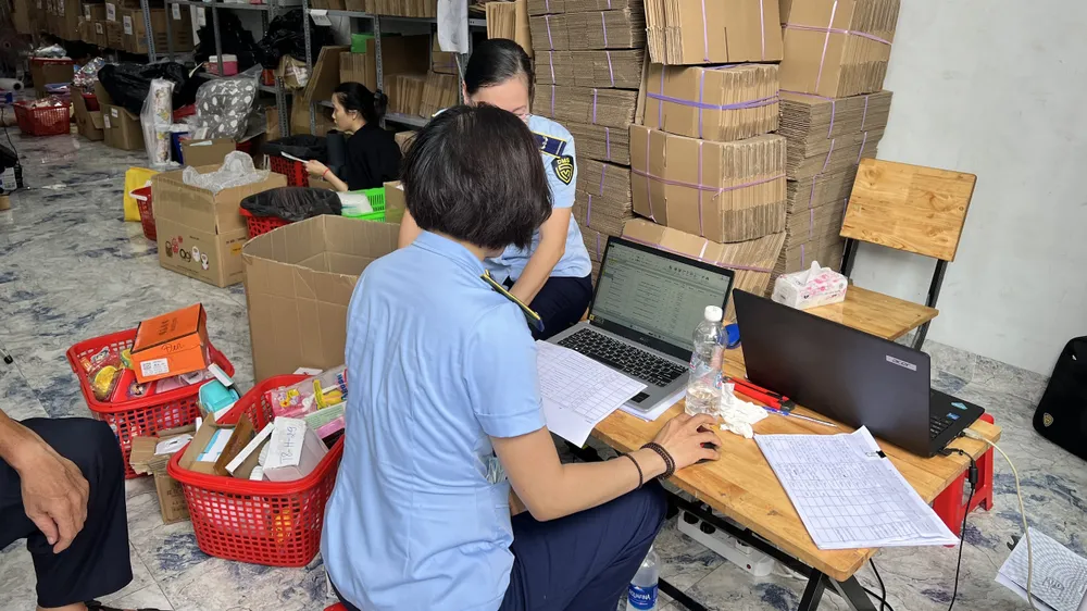 Phát hiện hàng ngàn kính bơi, áo mưa, đồ chơi trẻ em trôi nổi