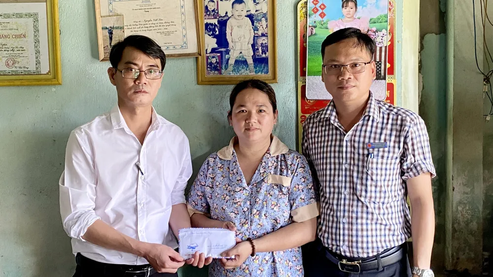 Báo SGGP trao tiền hỗ trợ cho anh Nguyễn Viết Tân