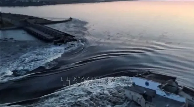 Đập thủy điện ở thị trấn Nova Kakhovka, tỉnh Kherson, Ukraine bị vỡ ngày 6-6-2023. Ảnh: AFP/TTXVN