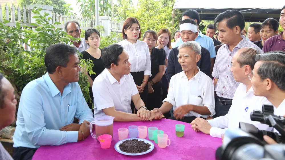 Phó Thủ tướng Trần Lưu Quang thăm hỏi nạn nhân trong vụ tấn công 2 trụ sở UBND xã ở tỉnh Đắk Lắk