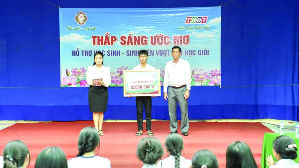 Ông Nguyễn Dương Thảo - Trưởng phòng Kế hoạch - Đầu tư Công ty TNHH MTV Xổ số kiến thiết Đồng Tháp đại diện nhà tài trợ trao học bổng “Thắp sáng ước mơ”
