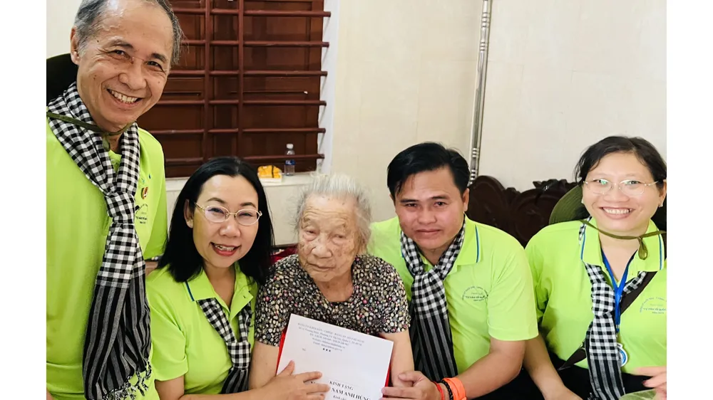 Hành trình về nguồn "Tự hào Tổ quốc tôi": Tặng quà Mẹ Việt Nam Anh hùng và cựu Thanh niên xung phong