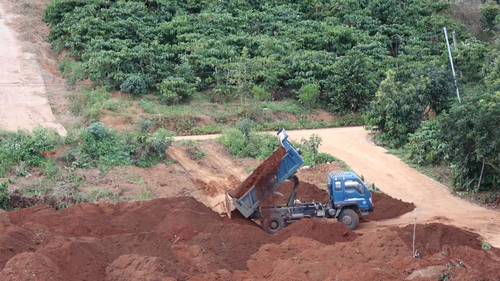 Khai thác đất trái phép, 2 công ty bị xử phạt 710 triệu đồng